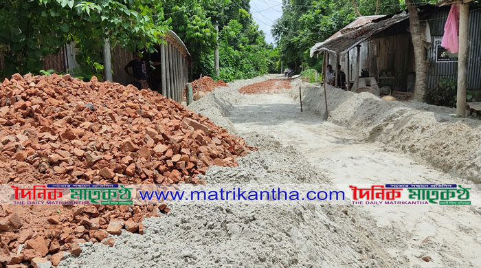 পাংশার কসবামাজাইলে রাস্তা পাকাকরণে নিম্নমানের সামগ্রী ব্যবহারের অভিযোগ